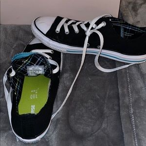 Black converse! SZ 5 in kids fits like 6.5 adult